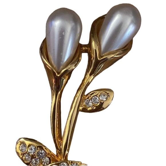 MI AMORE Flower Brooch-Pin With Crystal Accents Gold-Tone & White Colored - Picture 5 of 10